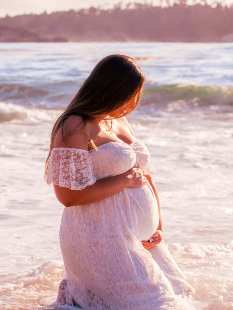 Ensaio fotográfico na praia, que pode ser feito na babymoon.