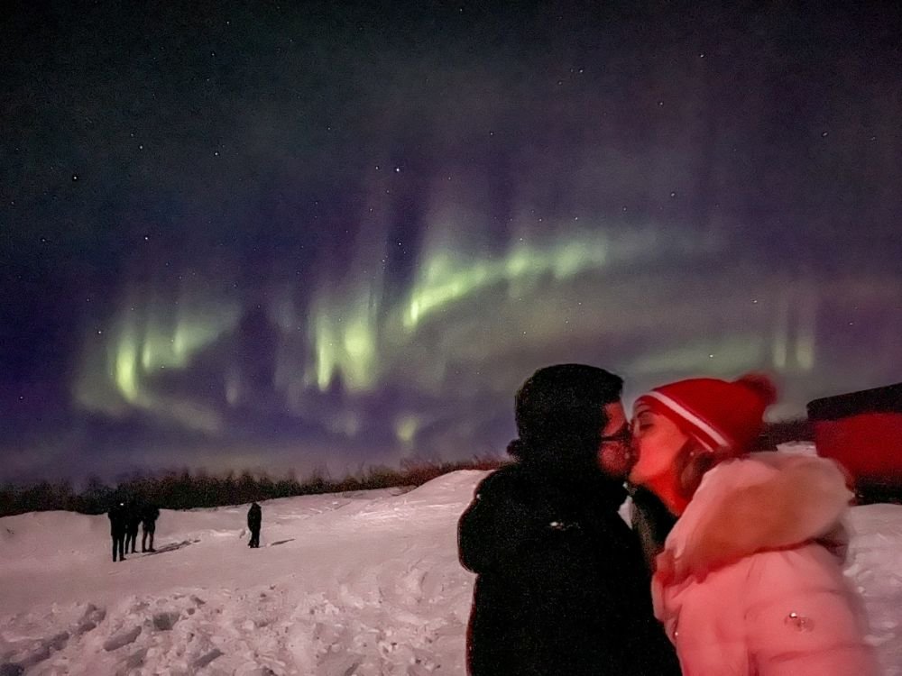 Aurora Boreal em Fairbanks. casal se beijando com a Aurora Boreal ao fundo, no céu.