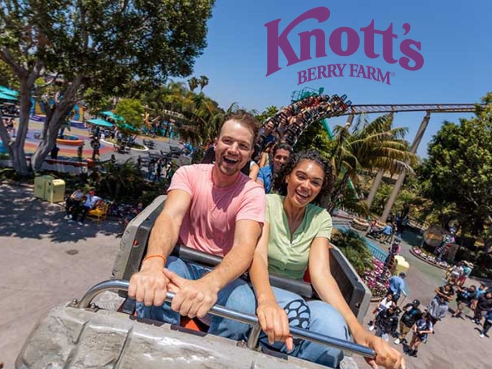 Knott's Berry Farm - Pessoas se divertindo na Montanha Russa.