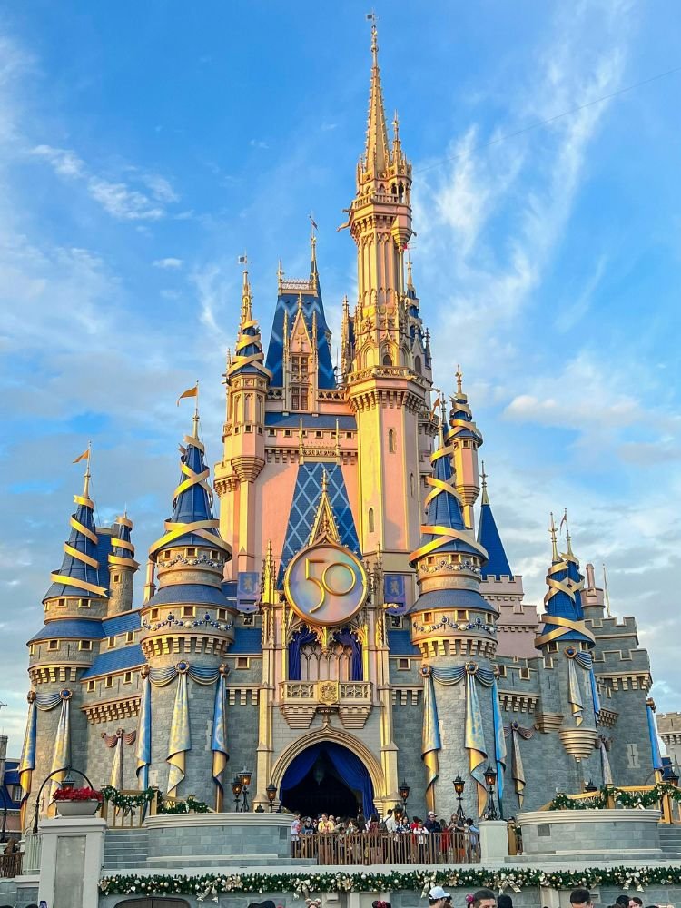 Roteiro Magic Kingdom com crianças pequenas. Foto do Castelo símbolo do parque.