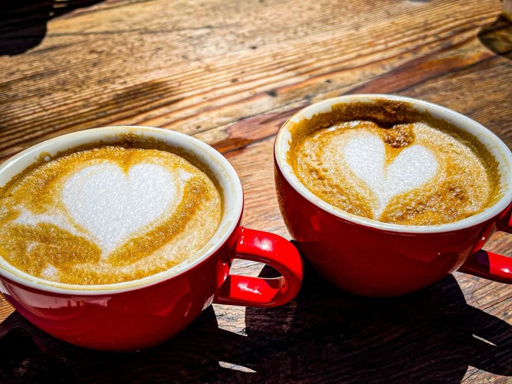 10 Lugares para Tomar Café em Monterey. Foto de dois cafés com coração.