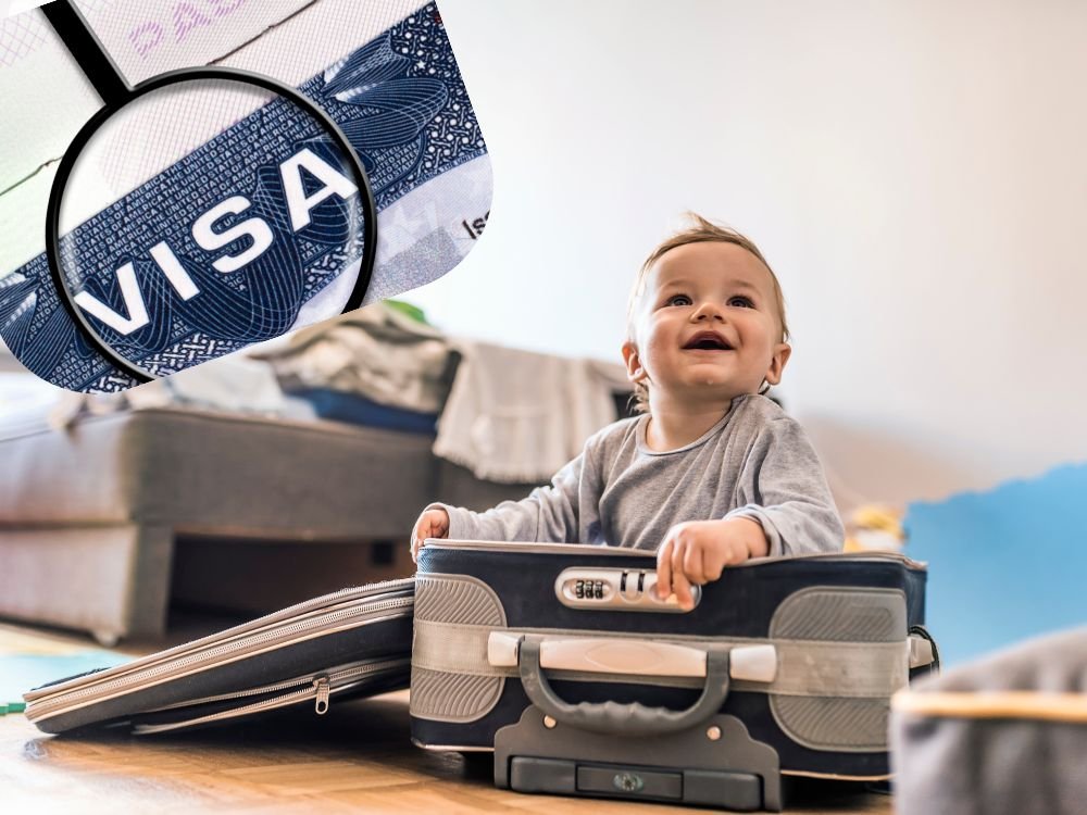 Visto Americano para Bebês. Foto de um bebê dentro da mala aberta e uma lupa em cima da palavra VISA.