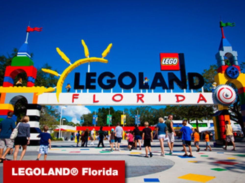Legoland e Peppa Pig Park com Crianças Pequenas. Foto da Entrada do parque Legoland na Florida. Ao lado está o Peppa Pig Park.