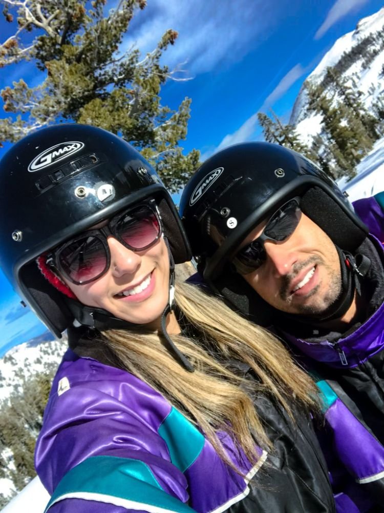 Onde Esquiar na Califórnia. Casal nas montanhas de Lake Tahoe.