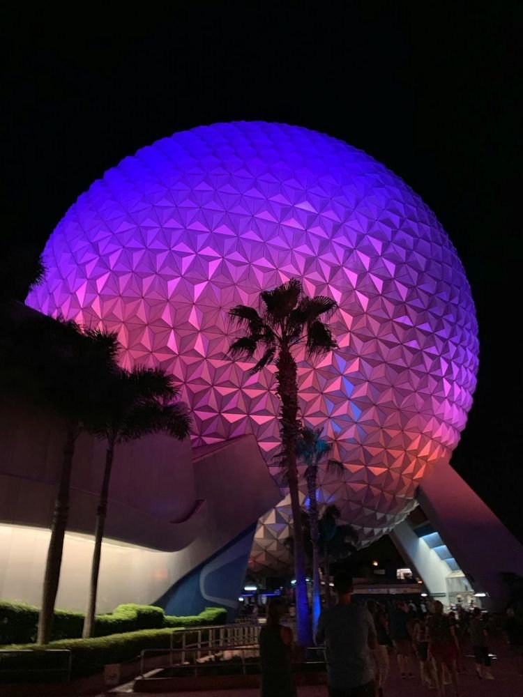 Roteiro EPCOT com crianças pequenas. Foto da Bola ícone do parque a noite.