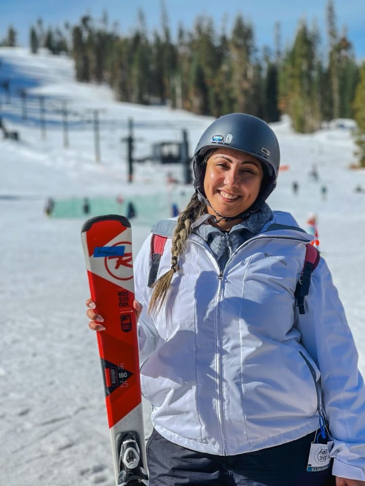 Yosemite no Inverno: Lindo e com atividades divertidas. Foto de mulher com equipamento de esqui.